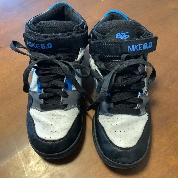 Nike Mid Athletic Shoes 6.0. Size 5 - Picture 1 of 7